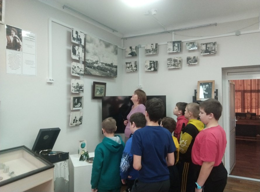 Экскурсия для юных хоккеистов.